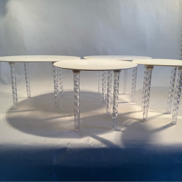 Elegant White and Clear Cake Separator Plates and Pillars - Picture 2 of 4